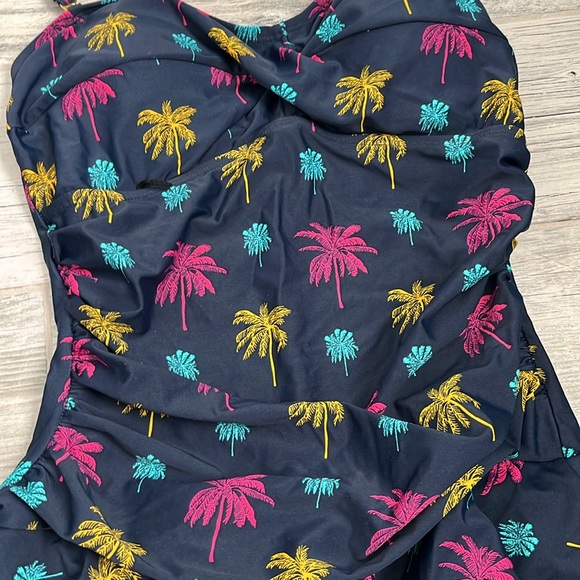 One piece swimsuit with mini skirt - Picture 2 of 6